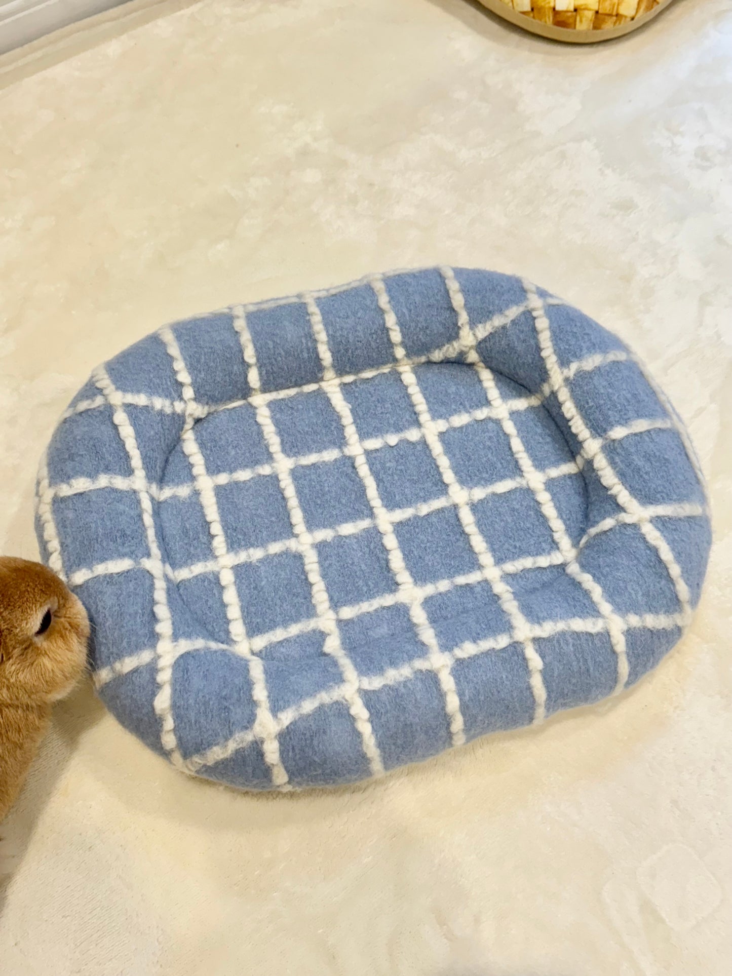 Cozy Cloud Grid Oval Large bunny Bed